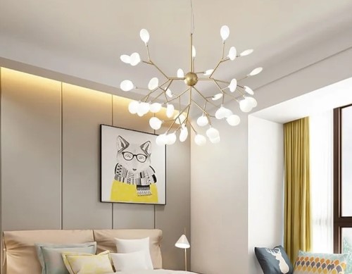 Підвісна люстра на 36 ламп з пелюстками в золотистому корпусі