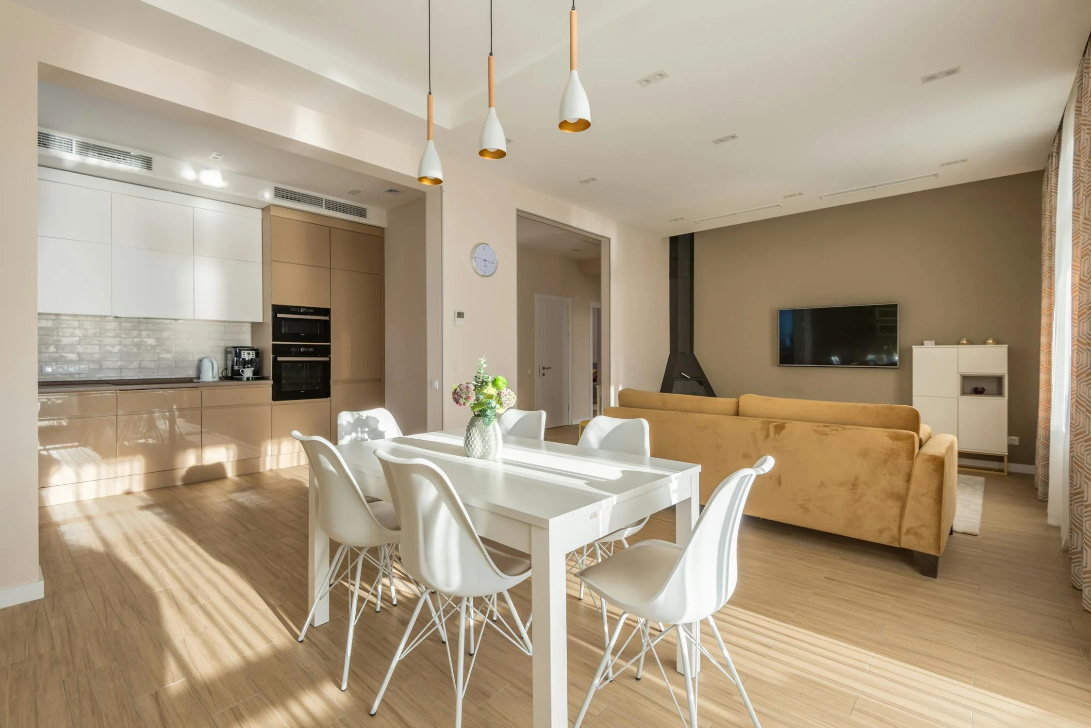 Моделі люстр з пультом, які найкраще пасують до сучасного інтер’єру