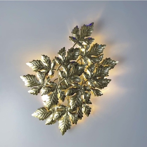 Светильник во флористических мотивах из фактурных листьев