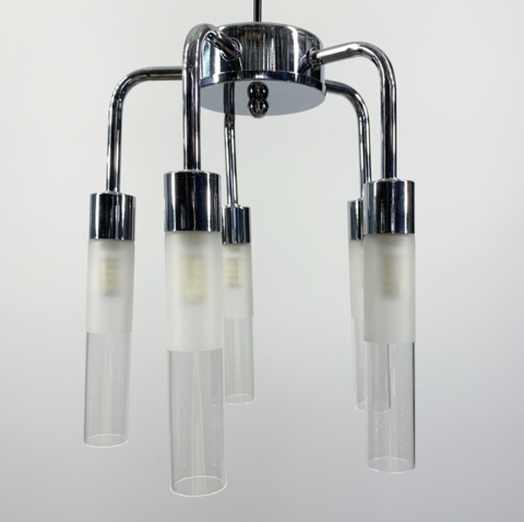 Уникальная люстра в хроме с удлиненными матовыми плафонами