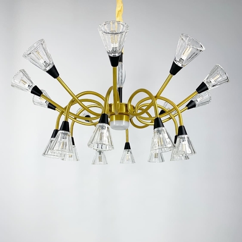 Незвична золотиста люстра із закрученими ріжками 