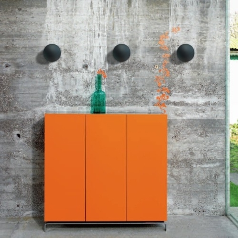 Настенный светильник в черном корпусе