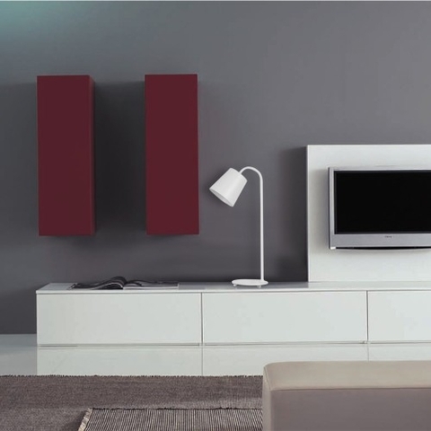 Стильная настольная лампа в белом корпусе