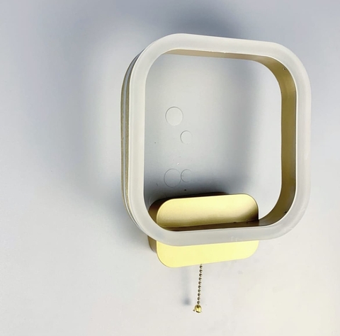 Светодиодный настенный светильник в металлическом корпусе в золотистом цвете