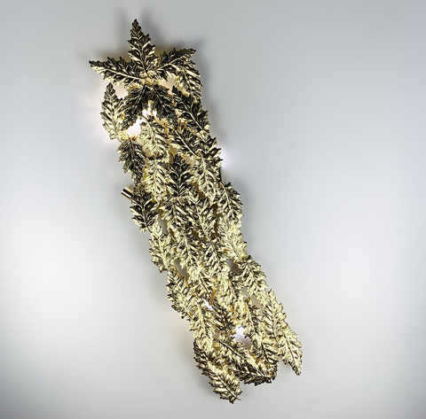 Удлиненная модель бра во флористических мотивах