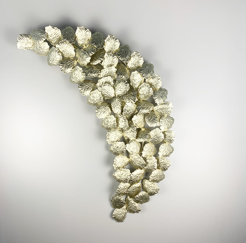 Настенный светильник в форме удлиненного листа