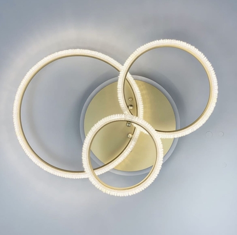 Сучасна світлодіодна люстра на 3 кільця у золотистому корпусі з акрилом, що імітує фактурний кришталь 