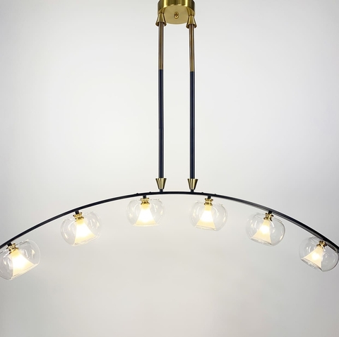 Дизайнерская люстра в изогнутом каркасе черного цвета