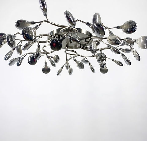 Потолочная люстра с плафонами-лепестками в корпусе сатин