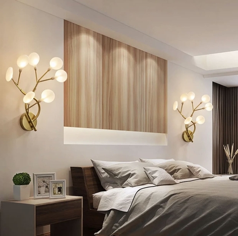 Флористический настенный светильник в золотом корпусе на 7 плафонов