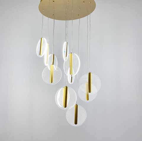 Каскадний світильник зі спадаючими золотими монетками