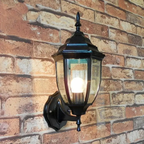 Настенный уличный фонарь в каркасе черного цвета