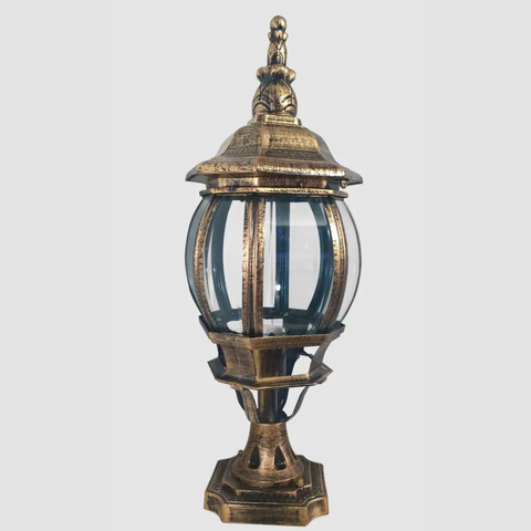 Вуличний ліхтар в металевому корпусі на ніжці 