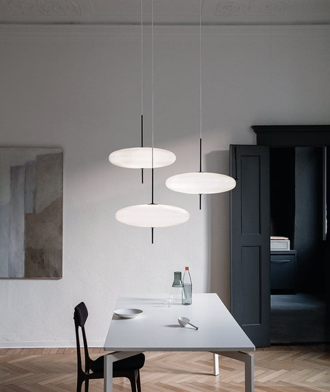 Легкий и элегатный подвесной светильник