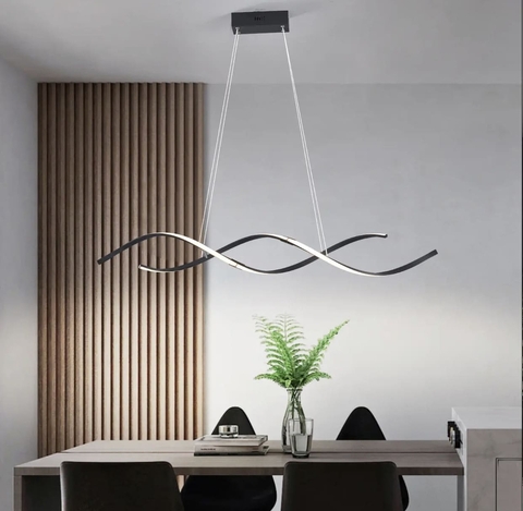 Удлиненная волнообразная люстра в черном корпусе длиной 100 см