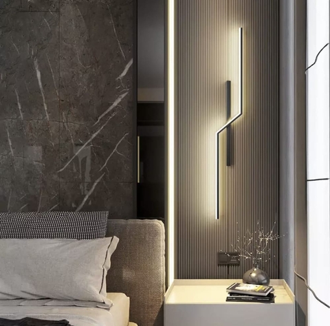 Правий настінний світильник у чорному корпусі 100 см