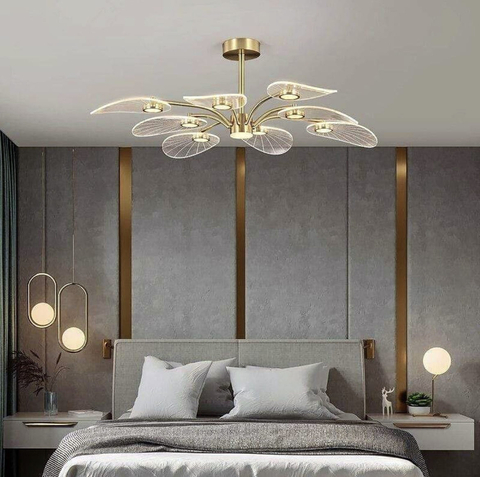 Стельова люстра з пелюстками з прозорого акрилу