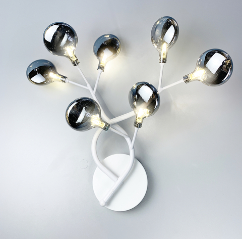 Флористический настенный светильник в корпусе белого цвета