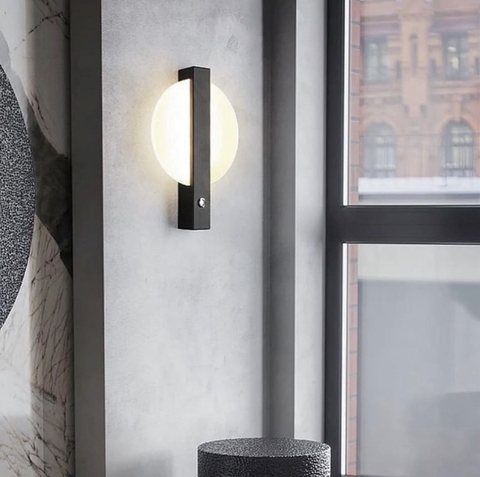 Дизайнерське бра з вимикачем в чорному корпусі