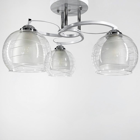 Потолочная люстра в белом корпусе на 3 двойных плафона Ø 45 см