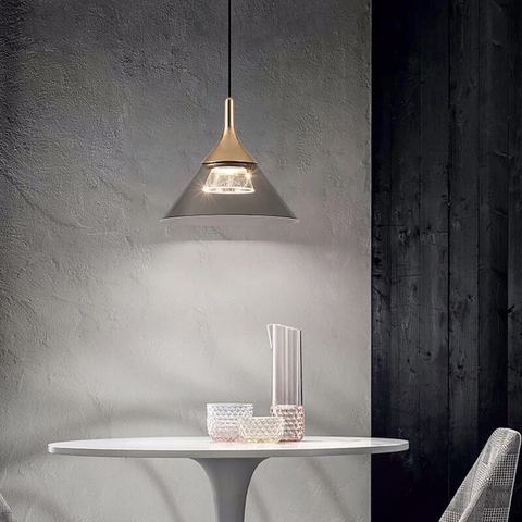 Современный подвес в золотистом корпусе с конусным плафоном