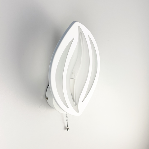 LED бра в форме лепестка белого цвета