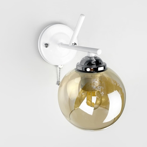 Бра с выключателем в белом корпусе с янтарным плафоном