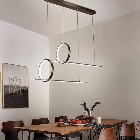 Видовжений лінійний світильник в чорному кольорі корпусу