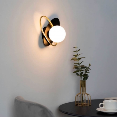 Бра ліве з білим плафоном у орбітальних мотивах