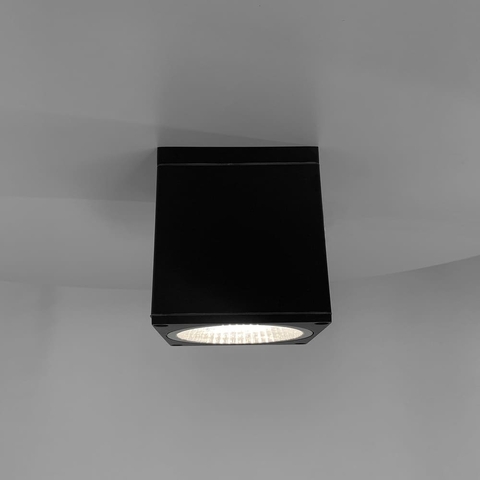 Вуличний стельовий чорний світильник прямокутної форми