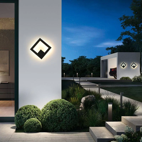 Фасадный черный светильник формы ромба