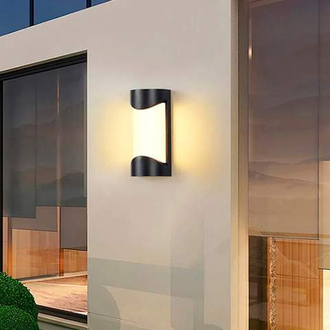 Фасадний світильник подовгастої форми 