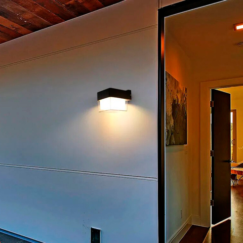 Фасадний світильник кубічної форми