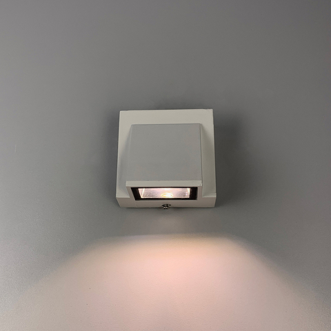 Архитектурный настенный белый светильник