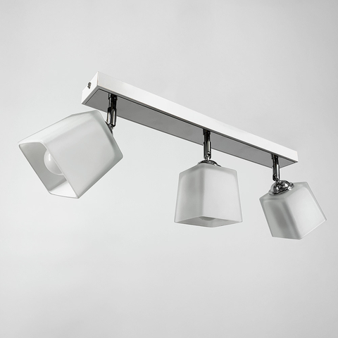 Светильник на 3 плафона в белом корпусе 60х10 см