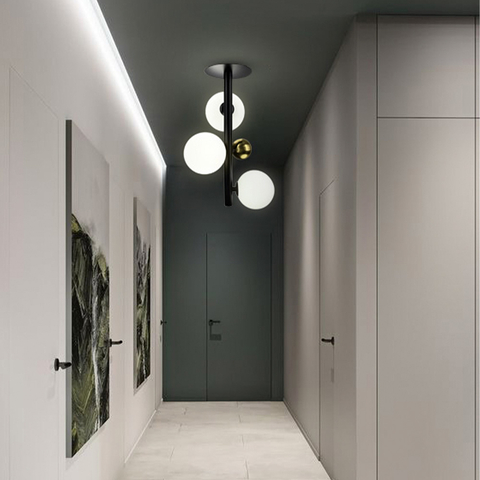 Видовжений чорний світильник на 3 білих плафони