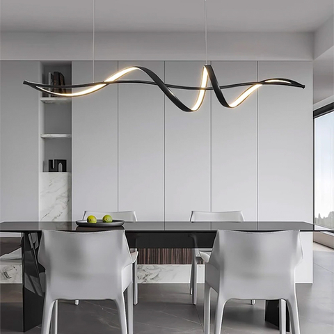 Волнообразная люстра в черном корпусе длиной 120 см