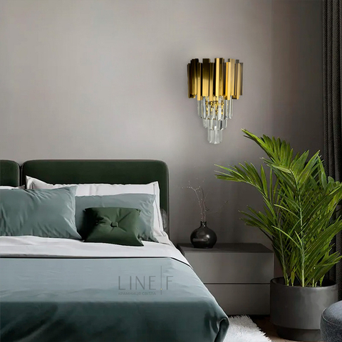 Кришталевий настінний світильник у золотому каркасі