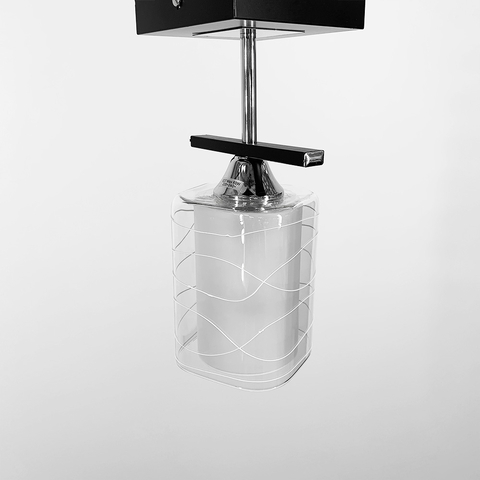 Потолочная люстра в черном корпусе на 1 плафон.