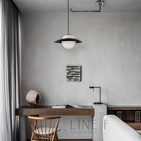 Регулирующий подвесной светильник в хромовом корпусе с черной обводкой