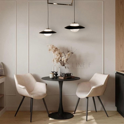 Регулирующий подвесной светильник в хромовом корпусе на 2 лампочки с черним ободком