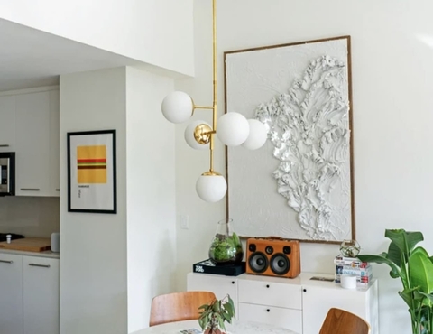 Люстра у каскадному каркасі з матовими плафонами