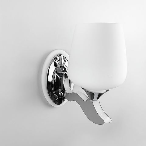 Бра з білим плафоном в хромовому корпусі