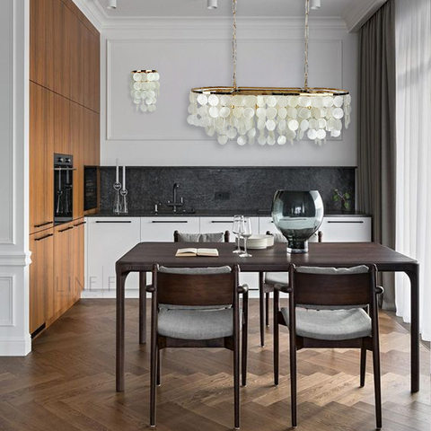 Видовжена золота люстра ATHELIA із перламутровими пластинами