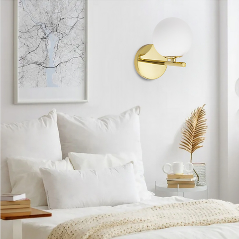 Бра у латунному корпусі з білим плафоном