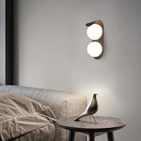 Бра у чорному корпусі з 2-ма білими плафонами