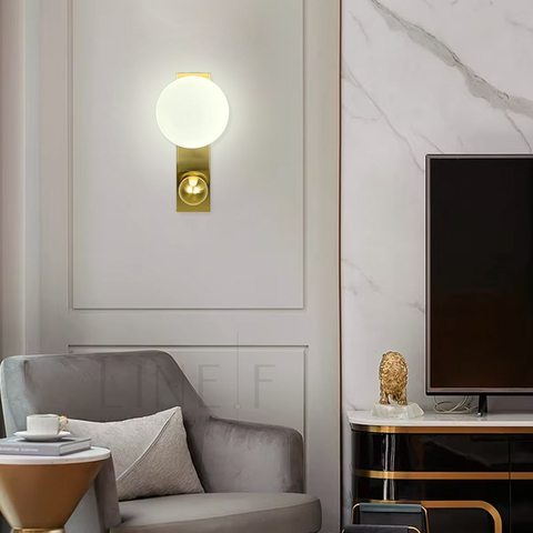 Бра NASH у латунному корпусі з білим плафоном