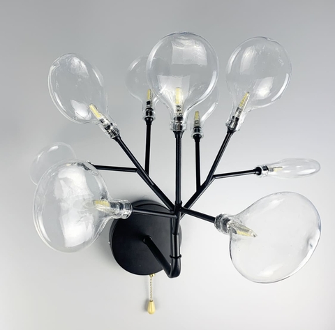 Флористичний настінний світильник у чорному корпусі