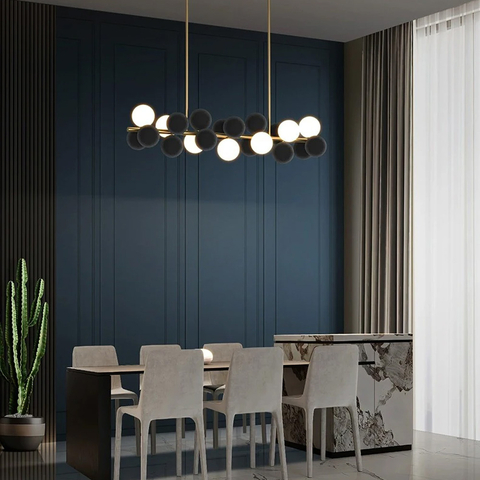 Видовжена латунна люстра HOLLY L з чорно-білими плафонами 120 см