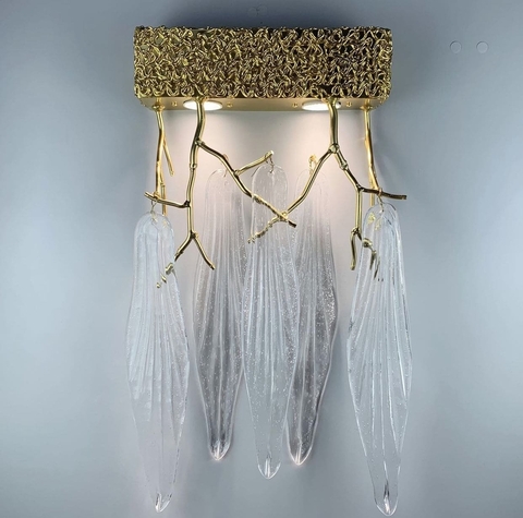 Бра с фактурными лепестками, напоминающими нежные крылышки